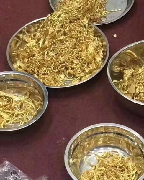 周大福黄金回收，周大福黄金首饰回收，周大福金条回收，周大?；平鸬盅?/></p><p>诚信正规-高价高效-快速检测-????灵活付款！以“专业、公平、诚信”享誉业界，本公司秉持永续经营经营理念！正规高价！服务回馈社会之目标，上海本市多家实体店、完善管理体系，配有专车全天为您提供回收抵押、代客赎当等，称量精确！无其他收费！正规安全！不虚报价、依据上?；平鸾灰姿凳苯鸺刍厥?！为客户保密，服务速度快，并提供代客上门当铺代赎典当！</p>                        <div>
                                                                                    <br>相关阅读：<br/>
                            <div   class=